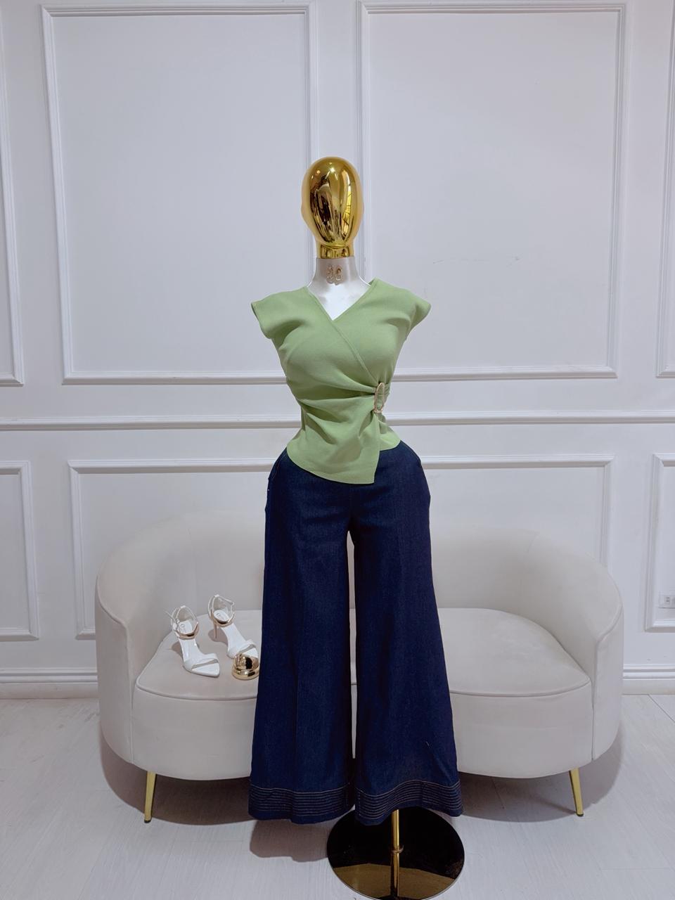 BLUSA VERDE CRUZADA CON HEBILLA SIN MANGA