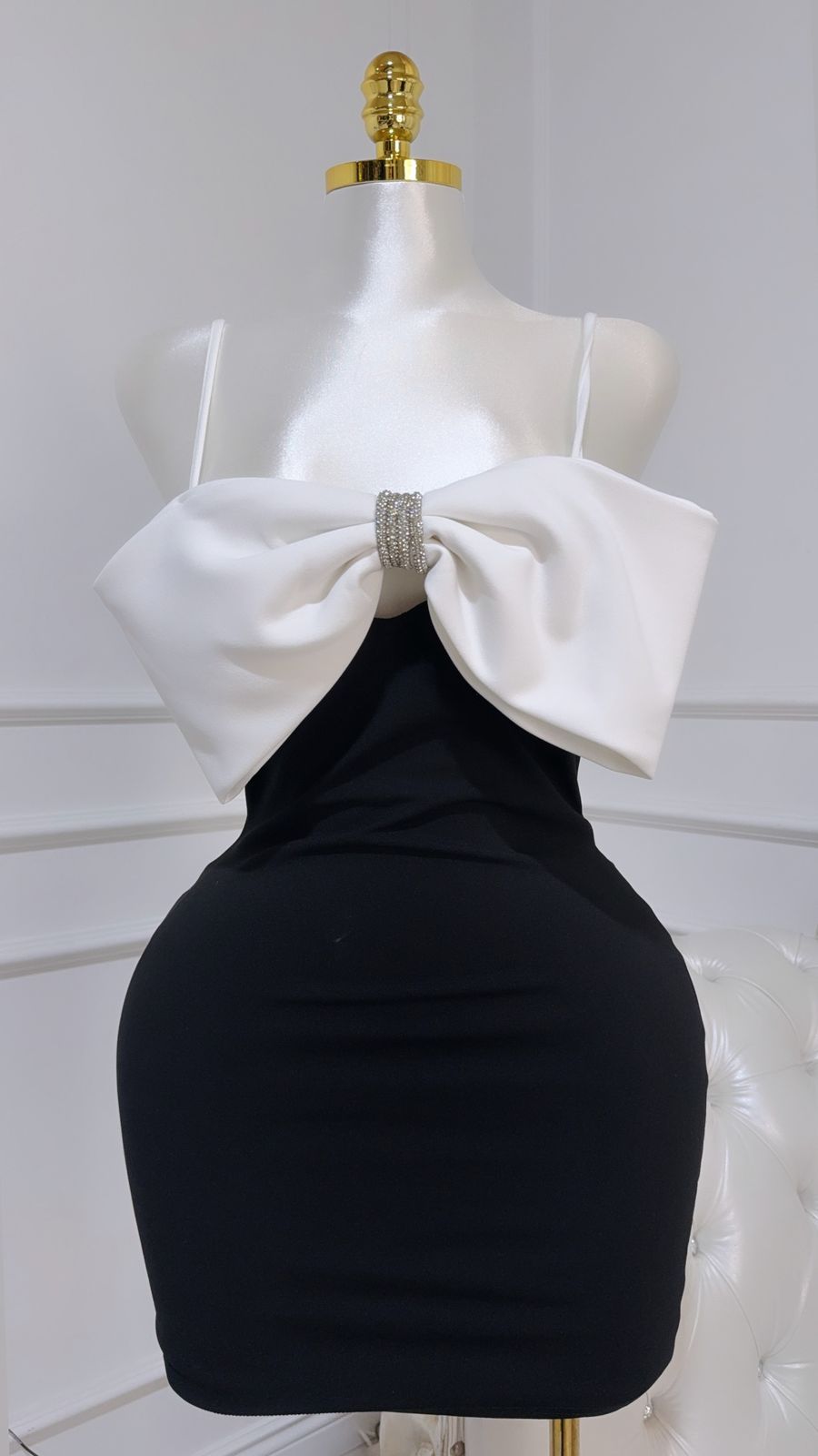 Vestido Corto Negro/Lazo Blanco