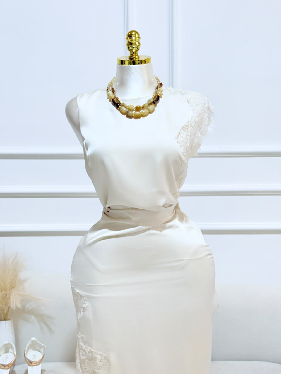 BLUSA BEIGE CON ENCAJE SIN MANGA
