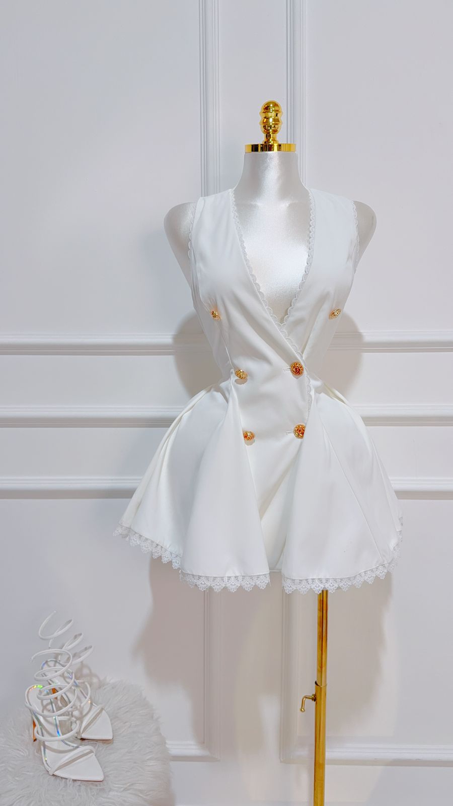 Vestido Corto Blanco Boton Dorado