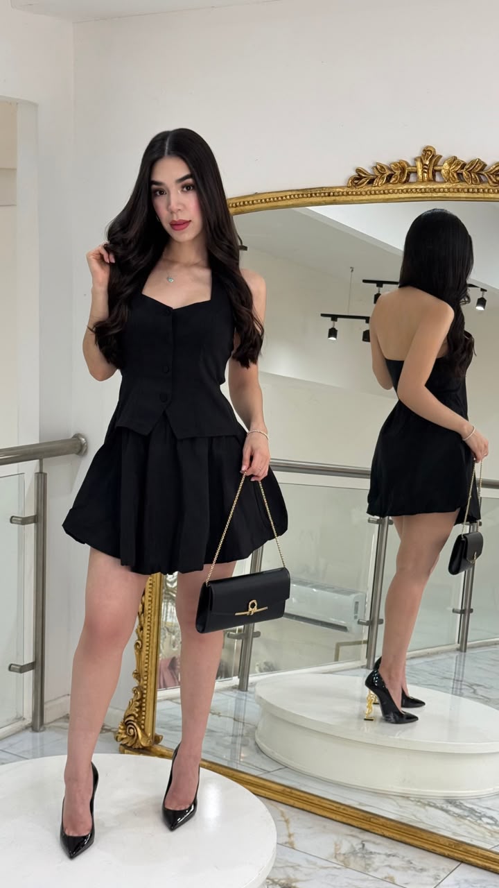 VESTIDO CON PEPLIM Y HALTER NEGRO
