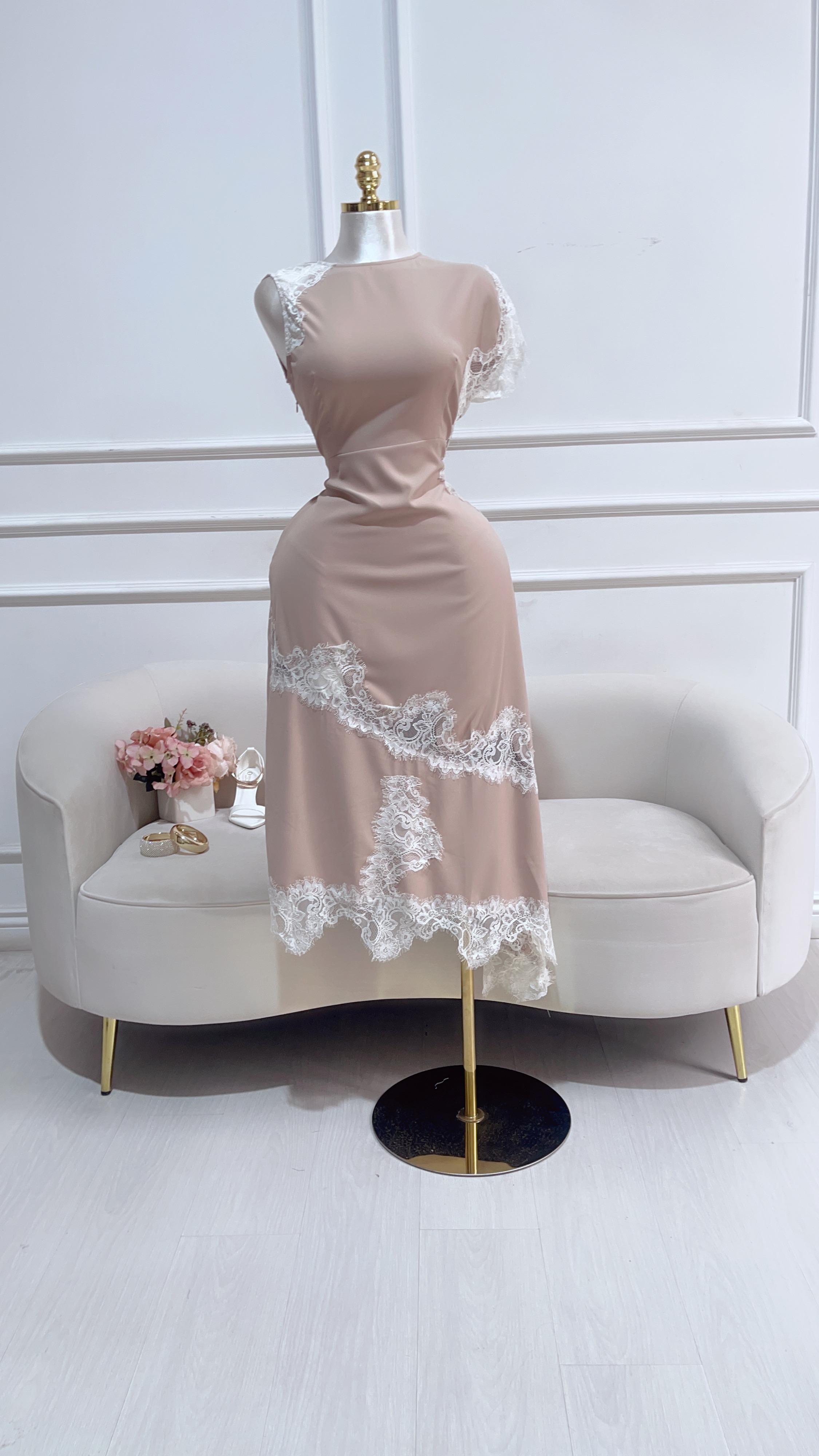 VESTIDO BEIGE CLARO LARGO CON ENCAJE BLANCO