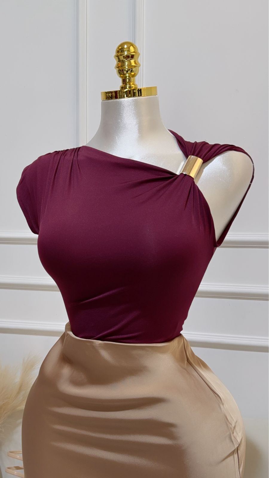 Top Asimetrico Tinto Detalle Dorado