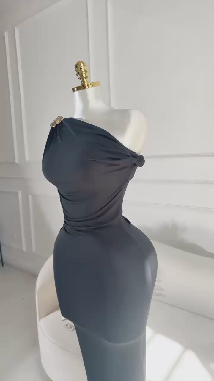 VESTIDO COLOR NEGRO UN TIRANTE